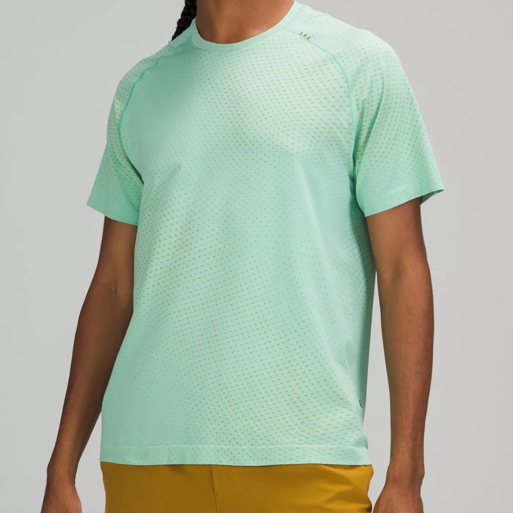 Lululemon vent tech t shirt men’s size small good condition mint and gold